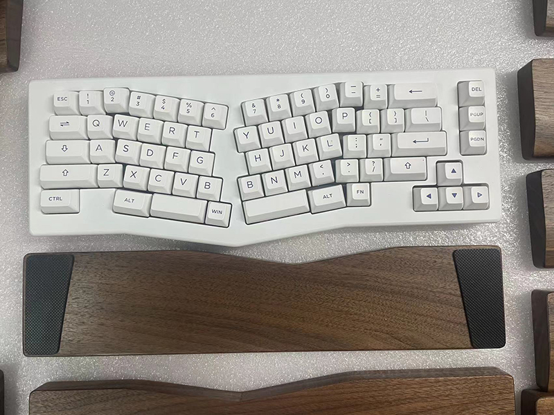 カスタマイズされたウォールナット無垢材パームレスト アリスプ - Wrist Rest Wood のレビューと価格
